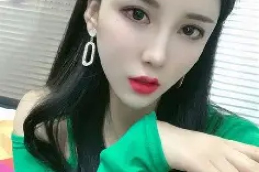 女游客划龙舟被颠翻外衣滑落表情销魂身份曝光鼓手爆料更多