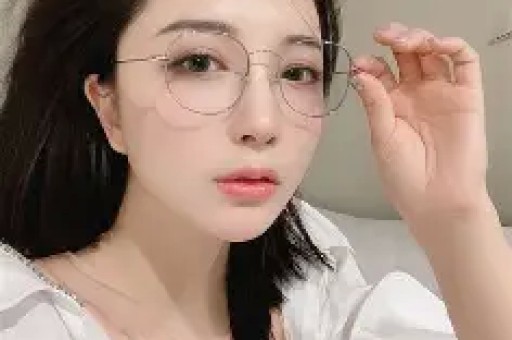 优思益塌房始末：明星集体道歉背后假洋牌与代工厂的真相
